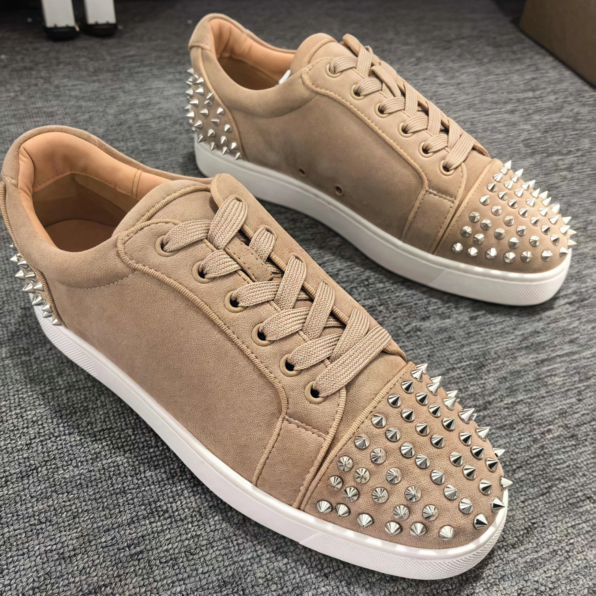 Khaki Leather Sneakers Male Lace-Up New Designer Men's Sports Shoes With Tie Up Rivets Fashion Board Flats Running Shoe Casual